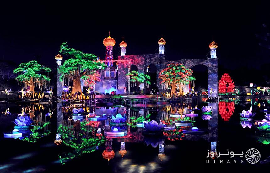 عکسی از «باغ درخشان» یا «گاردن‌گلو» واقع در پارک زعبیل دبی؛ چند ماکت تزیین‌شده با نورهای رنگی در شب در این تصویر دیده می‌شود. 